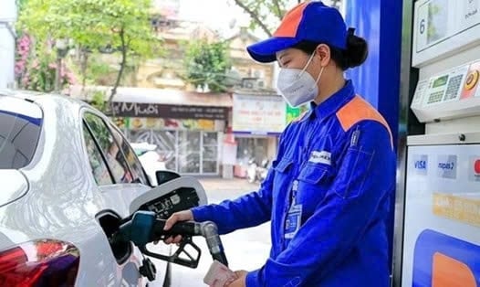 Lùi kỳ điều chỉnh xăng dầu tuần này sang ngày 5/5. (Ảnh: DMS)