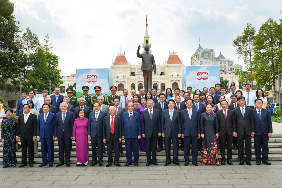 Đoàn đại biểu tại công viên tượng đài Chủ tịch Hồ Chí Minh, đường Nguyễn Huệ