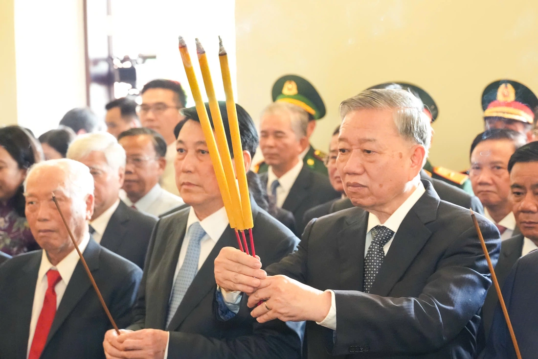 Tổng Bí thư Tô Lâm dâng hương Chủ tịch Hồ Chí Minh tại Bến Nhà Rồng