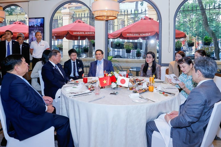 Thủ tướng Phạm Minh Chính và Phu nhân cùng Thủ tướng Nhật Bản Ishiba Shigeru và Phu nhân ăn sáng, thưởng thức hương vị cà phê Việt Nam - Ảnh: VGP/Nhật Bắc