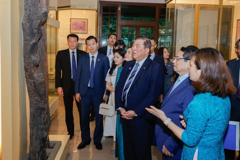 Thủ tướng Phạm Minh Chính và Thủ tướng Nhật Bản Ishiba Shigeru nghe giới thiệu khi tham quan Bảo tàng Lịch sử Quốc gia - Ảnh: VGP/Nhật Bắc