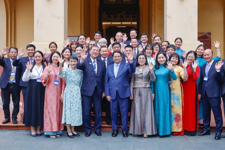 Thủ tướng Phạm Minh Chính và Phu nhân cùng Thủ tướng Nhật Bản Ishiba Shigeru và Phu nhân chụp ảnh chung với cán bộ, nhân viên Bảo tàng Lịch sử Quốc gia - Ảnh: VGP/Nhật Bắc