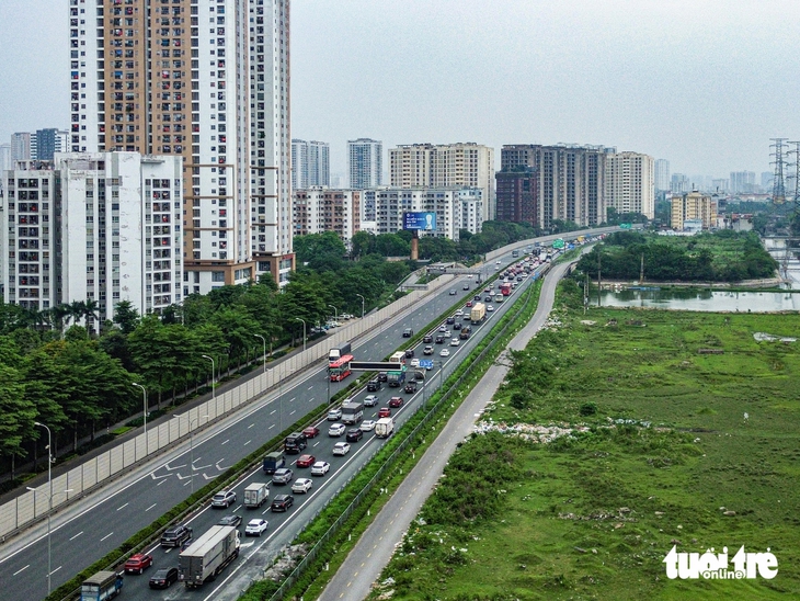 Xe cộ nối đuôi nhau vào Hà Nội sau kỳ nghỉ lễ 30-4 và 1-5 - Ảnh: HỒNG QUANG