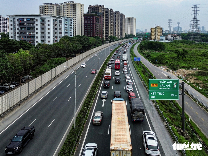 Đoạn đường hướng về vành đai 3 kẹt cứng từ giữa trưa do lượng xe cộ tăng vọt