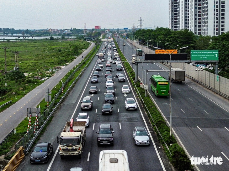 Theo đại diện đơn vị khai thác cao tốc Pháp Vân - Cầu Giẽ, trong hôm nay con đường dự kiến có khoảng 130.000 lượt xe, không tăng nhiều so với kỳ nghỉ Tết vừa qua