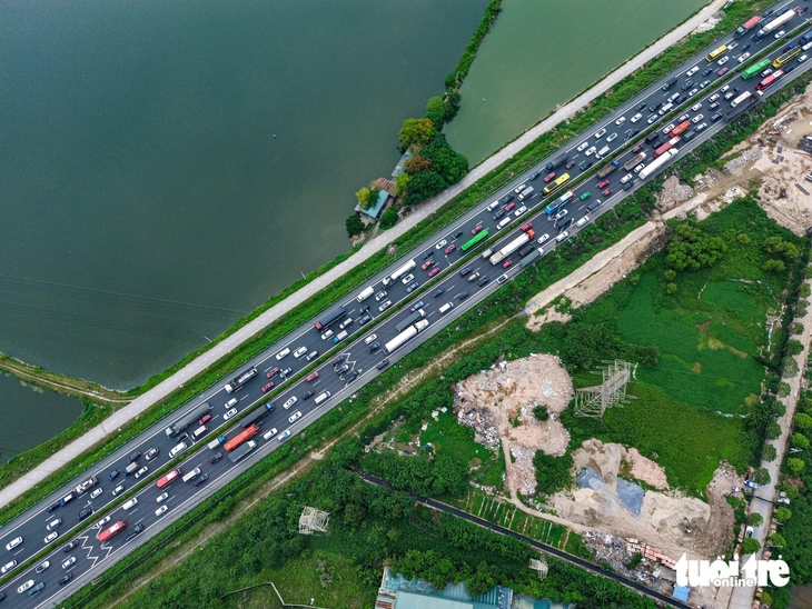 Khoảng 14h15, một vụ tai nạn khiến con đường cửa ngõ phía nam Hà Nội có lúc ách tắc cả 2 chiều