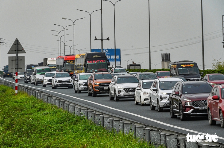 Càng về chiều, lượng xe đổ về trung tâm thành phố càng đông đúc. Tuy nhiên lượng xe đều nhanh chóng được giải tỏa