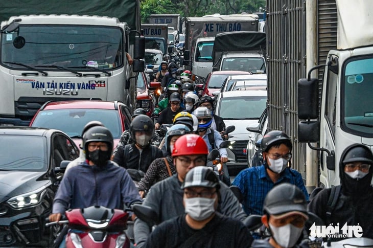 Lượng xe đông đúc, dòng xe máy phải len lỏi giữa các ô tô trên đường Đỗ Mười