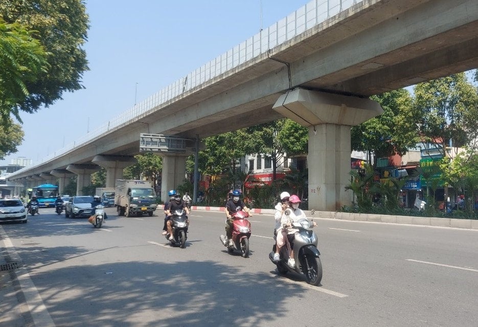 Trưa và chiều 7-5, Hà Nội nắng nóng, nhiệt độ cao nhất 37 độ C. Ảnh: Bảo Châu