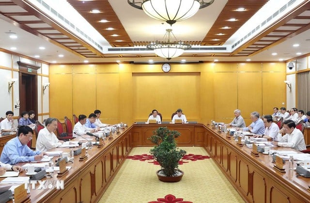 Bộ Chính trị, Ban Bí thư đã họp, cho ý kiến về tình hình, tiến độ thực hiện Nghị quyết Trung ương 11 khóa XIII, các kết luận của Bộ Chính trị, Ban Bí thư về sắp xếp tổ chức bộ máy và đơn vị hành chính các cấp, ngày 3/5. Ảnh TTXVN