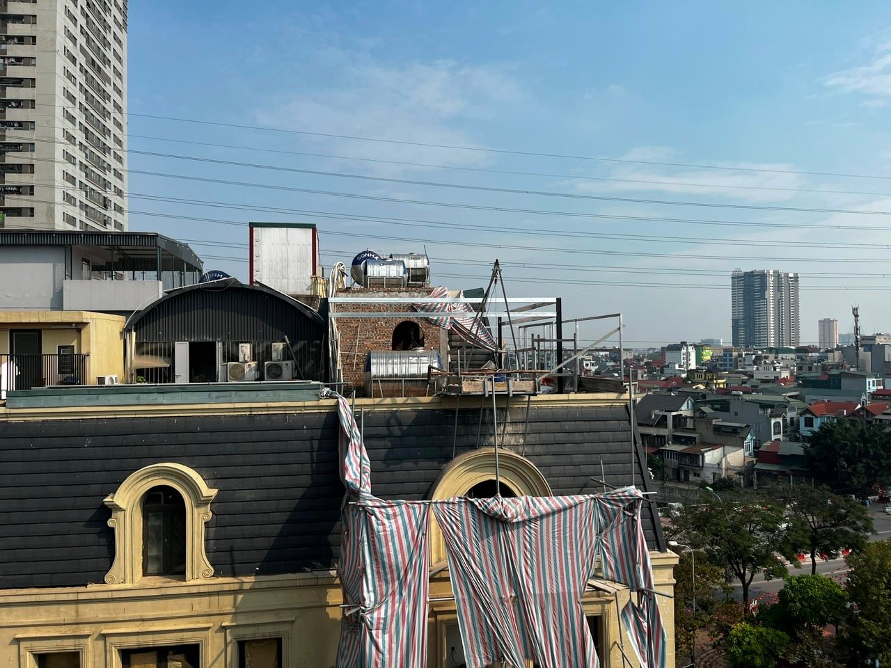 Việc xử lý thiếu quyết liệt, triệt để của chính quyền địa phương đang khiến các chủ sở hữu thách thức pháp luật