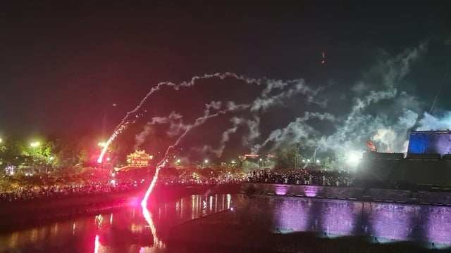 Hoả pháo từ súng thần công bắn ra rơi rụng xuống hộ thành hào, khu vực Phu Văn Lâu nơi có hàng ngàn người đứng xem.