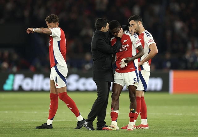 Arsenal lại có thêm mùa giải trắng tay
