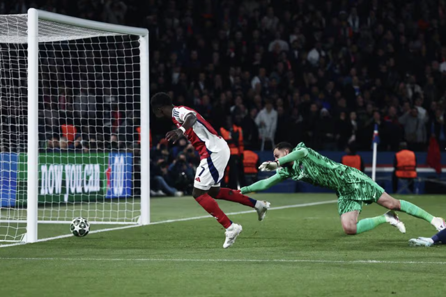 Bukayo Saka rút ngắn tỉ số còn 1-2 cho Arsenal