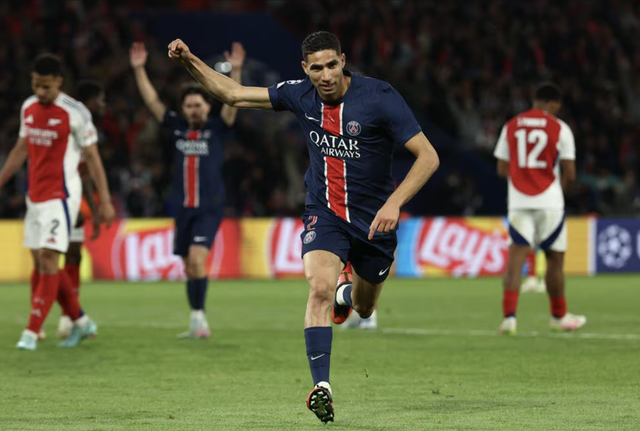 Achraf Hakimi vui mừng sau bàn thắng nhân đôi cách biệt cho PSG