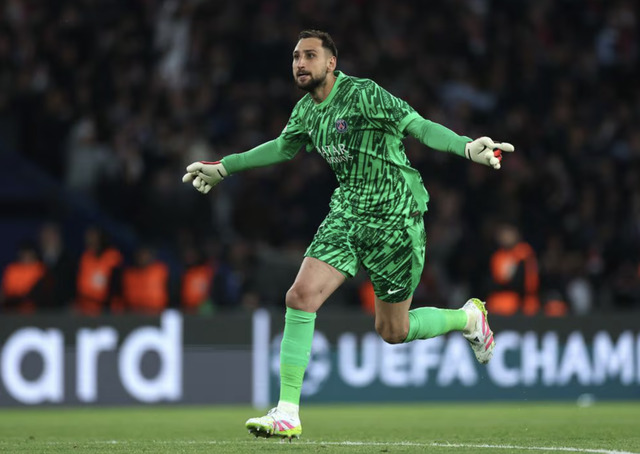 Thủ môn Donnarumma ăn mừng bàn mở tỉ số của đồng đội
