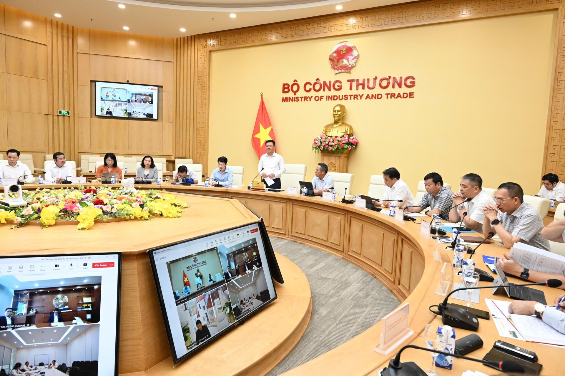Toàn cảnh cuộc họp. Ảnh: T.Linh
