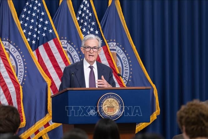 Chủ tịch Cục Dự trữ liên bang Mỹ (FED) Jerome Powell trong cuộc họp báo công bố chính sách lãi suất cơ bản, ngày 7-5-2025. Ảnh: THX/TTXVN