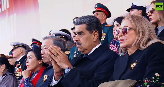 Tổng Bí thư Tô Lâm theo dõi lễ duyệt binh bên cạnh Tổng thống Venezuela Nicolas Maduro. Ảnh: RT