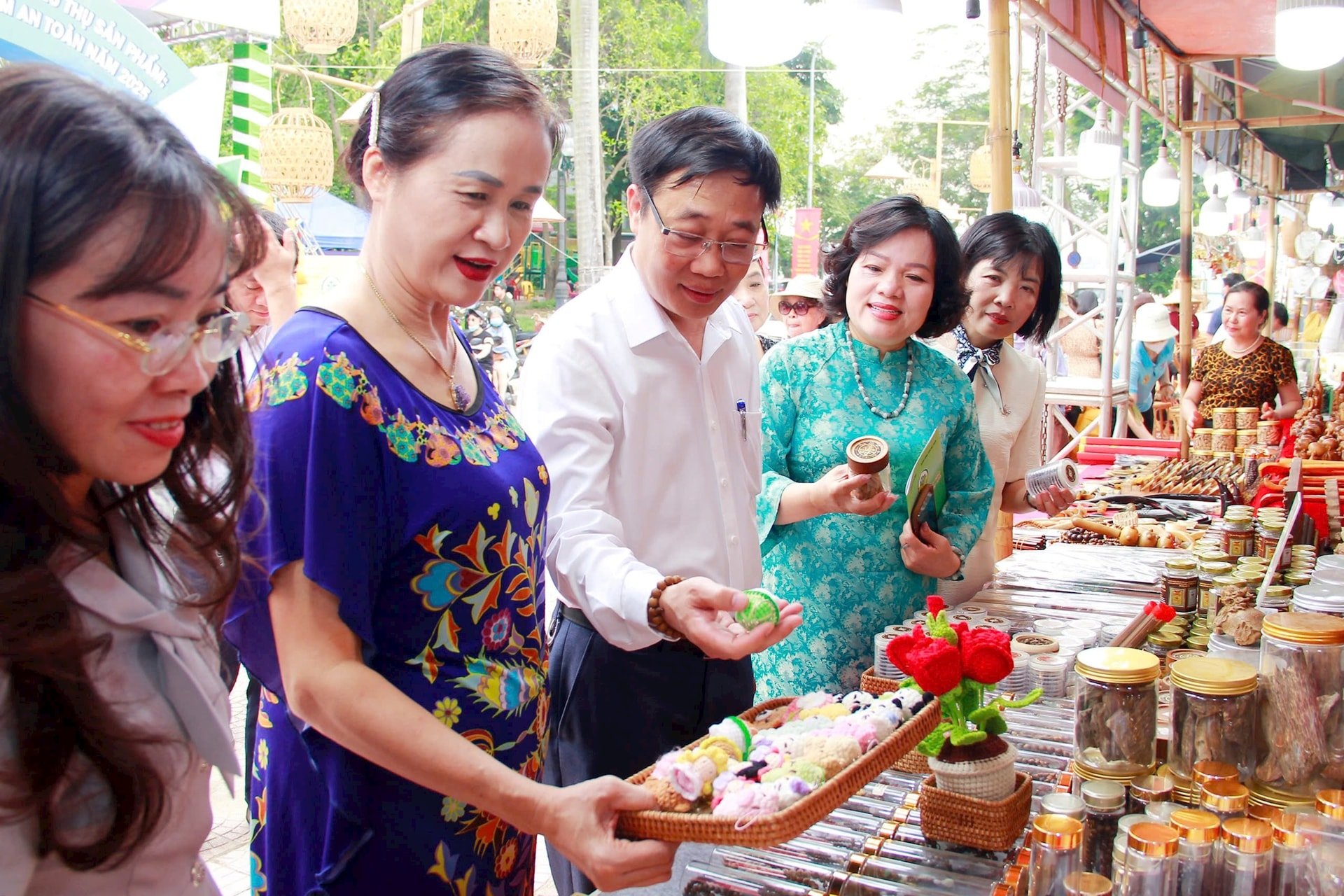 Các đại biểu và người dân tham quan gian hàng. Ảnh: Minh Phú