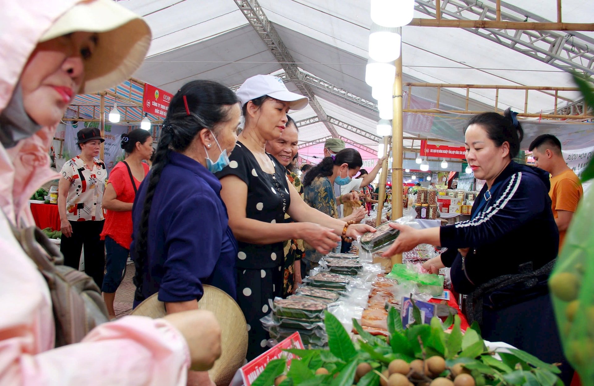 Đông đảo người dân tham quan, mua sắm sản phẩm. Ảnh: Minh Phú