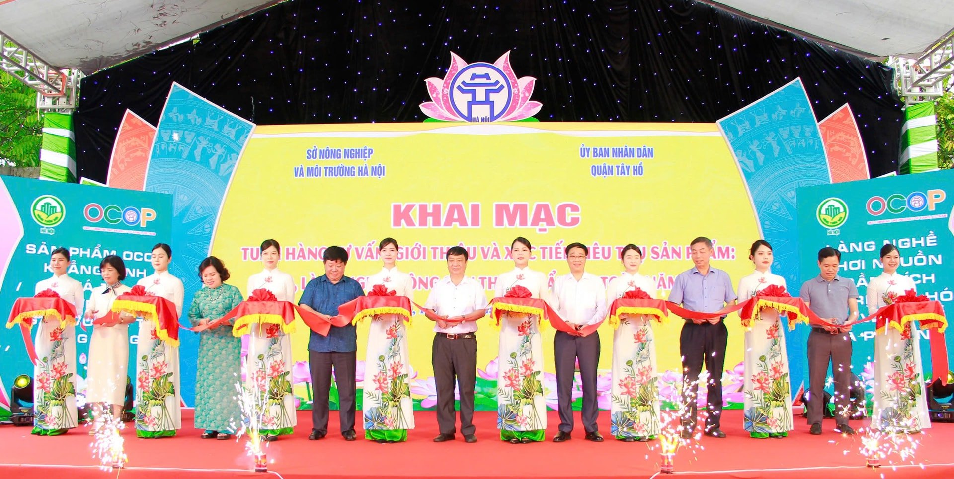 Sở Nông nghiệp và Môi trường Hà Nội, UBND quận Tây Hồ và các đơn vị phối hợp tổ chức cắt băng khai mạc sự kiện. Ảnh: Minh Phú