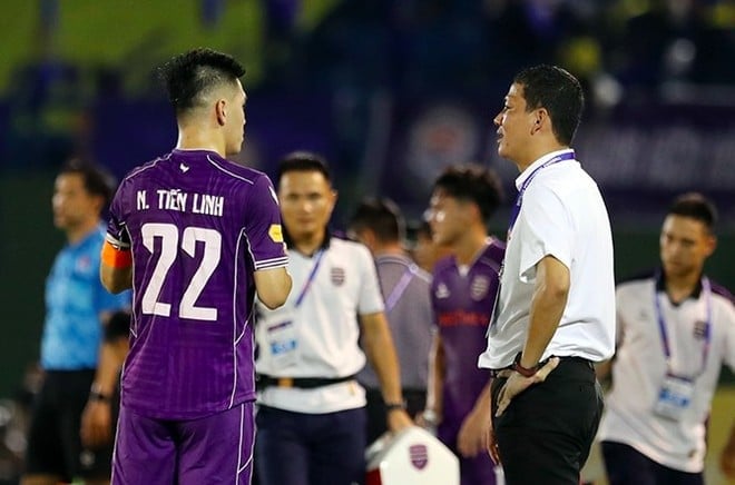 Tiền đạo ngôi sao Nguyễn Tiến Linh không dưới 2 lần từ chối yêu cầu thay người từ tân HLV Nguyễn Anh Đức trong trận B.Bình Dương hòa Quảng Nam 0-0, vòng 22 V.League 2024/2025.