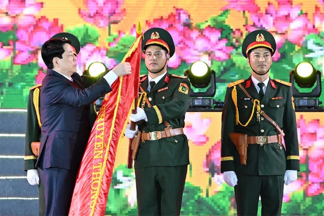 Chủ tịch nước Lương Cường gắn Huy hiệu Thành phố Anh hùng lên lá cờ truyền thống của Đảng bộ, chính quyền và nhân dân TP Hải Phòng