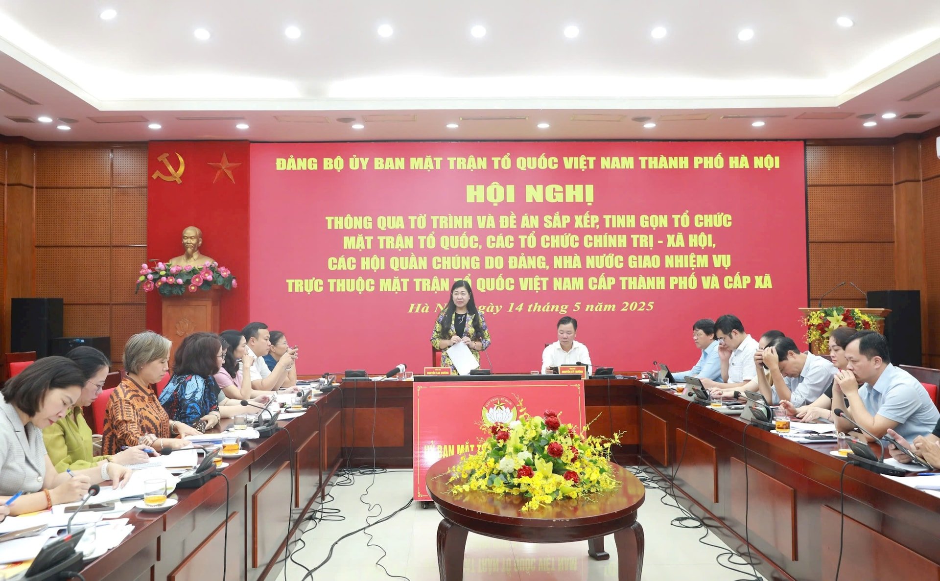 Chủ tịch Ủy ban MTTQ Việt Nam TP Hà Nội Nguyễn Lan Hương chủ trì hội nghị.