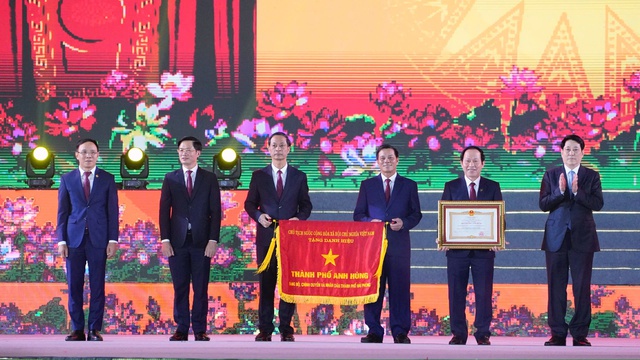 Chủ tịch nước Lương Cường trao danh hiệu Thành phố Anh hùng cho TP Hải Phòng