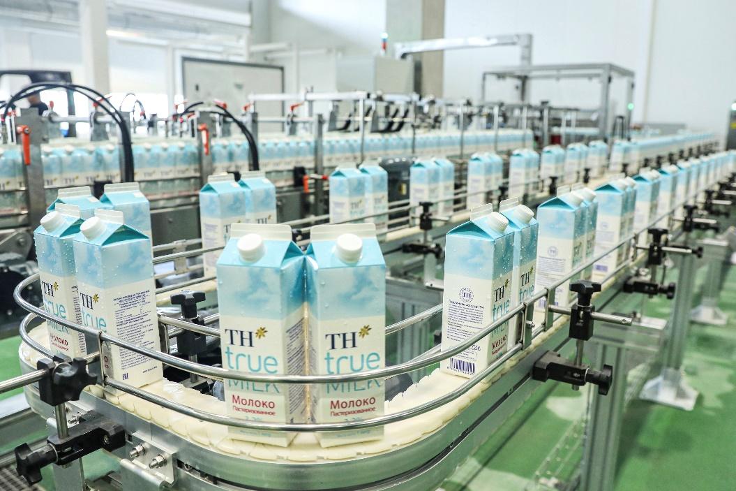 Ngay từ khâu thiết kế tổng thể, nhà máy được tư vấn và triển khai bởi Bilfiner Tebodin (Hà Lan) – đơn vị nổi tiếng châu Âu trong lĩnh vực xây dựng nhà máy thực phẩm. Hệ thống chế biến cốt lõi được cung cấp bởi GEA (Đức) – tập đoàn hàng đầu toàn cầu về công nghệ xử lý sữa, đảm bảo quy trình vận hành khép kín, tự động, hiệu suất cao và đạt tiêu chuẩn vệ sinh nghiêm ngặt theo chuẩn châu Âu.