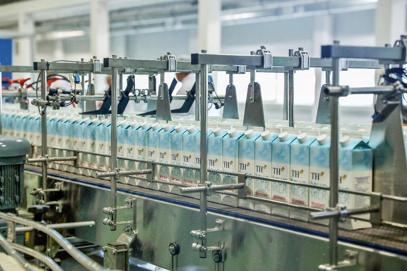 Nhà máy sử dụng nguyên liệu chế biến hoàn toàn từ nguồn sữa tươi chất lượng hàng đầu từ gần 10.000 con bò của các trang trại công nghệ cao TH tại tỉnh Moscow và Kaluga. Sản phẩm của Nhà máy rất đa dạng, từ các sản phẩm truyền thống của Nga như sữa tươi thanh trùng, tiệt trùng, Smetana, Yogurt, Kefir, Ryazhenka, bơ, phô mai, kem… đến các sản phẩm phi truyền thống nhưng theo xu hướng của thời đại là bảo vệ sức khỏe trước các đại dịch không lây (béo phì, tim mạch, tiểu đường) đáp ứng khẩu vị địa phương kết hợp với những sáng tạo đặc biệt của TH.