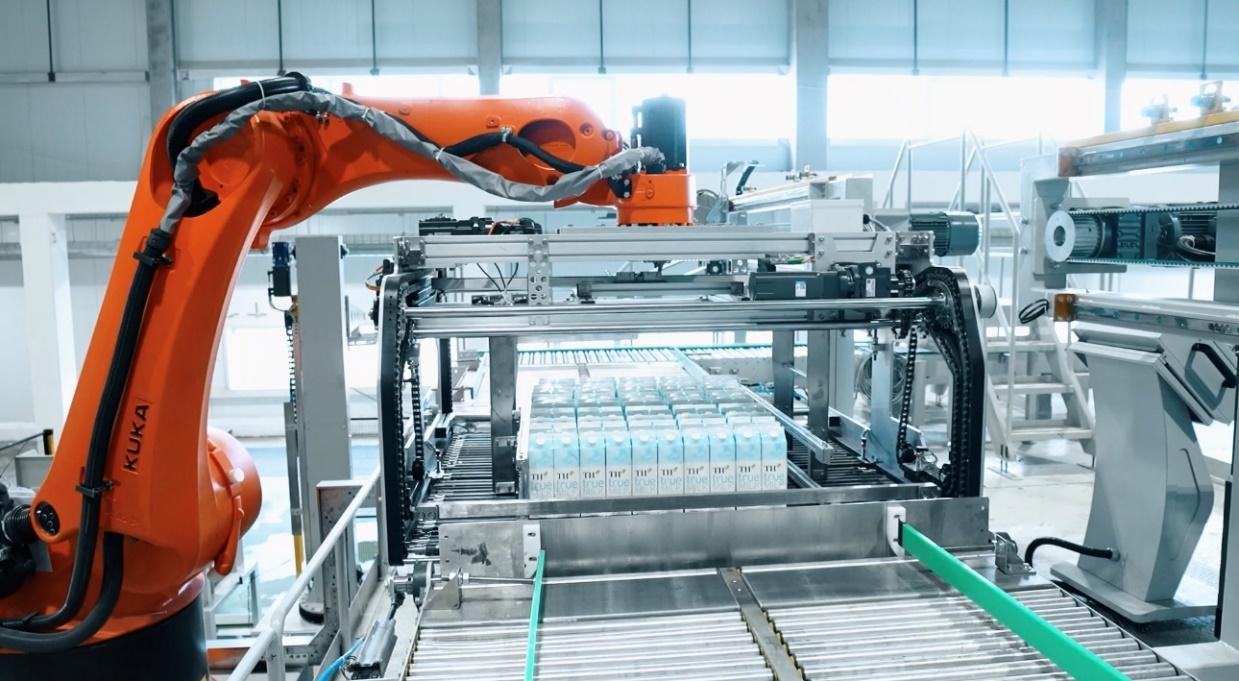 Các dây chuyền đóng gói, chiết rót và vận hành được nhập khẩu đồng bộ từ các quốc gia công nghiệp như Nhật Bản, Thụy Điển, Na Uy và Trung Quốc, tạo nên một hệ sinh thái công nghệ hiện đại, đồng bộ.