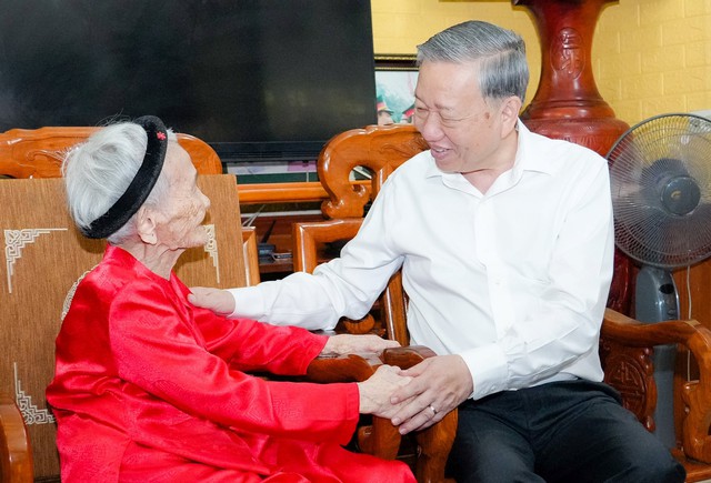 Tổng Bí thư Tô Lâm thăm Mẹ Việt Nam Anh hùng Lê Thị Sáu. Ảnh: P. Bằng