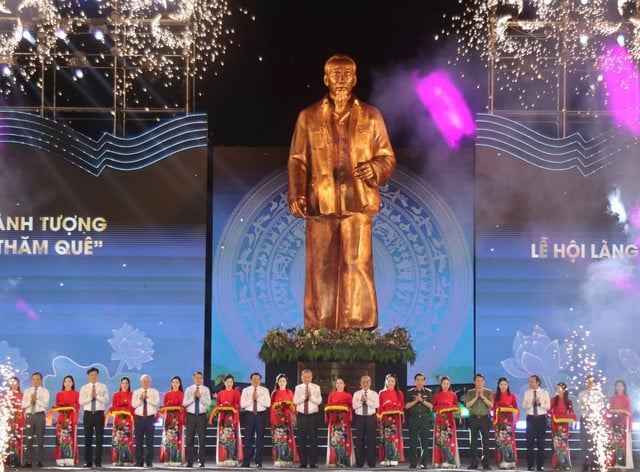 Tổng Bí thư Tô Lâm cùng các đại biểu cắt băng khánh thành tượng đài 'Bác Hồ về thăm quê'