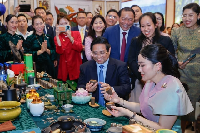Thủ tướng Phạm Minh Chính và Thủ tướng Paetongtarn Shinawatra thực hiện cách thức pha trà truyền thống của Việt Nam. Ảnh: TTXVN
