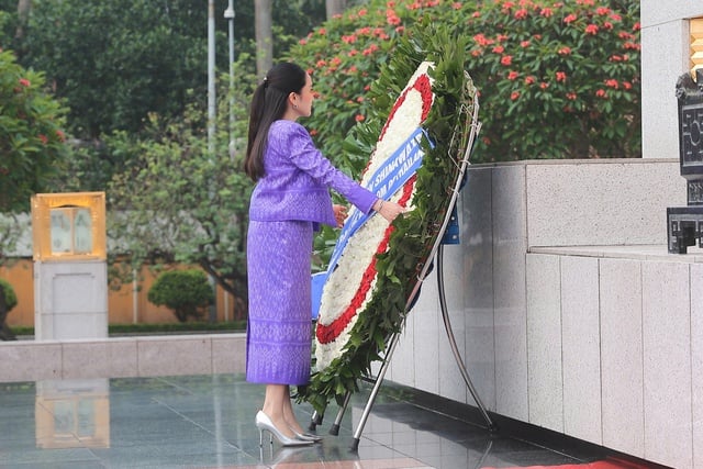 Thủ tướng Vương quốc Thái Lan Paetongtarn Shinawatra đặt vòng hoa tại Đài tưởng niệm các Anh hùng liệt sĩ. Ảnh: Hữu Hưng