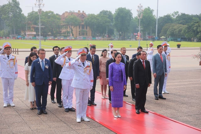 Thủ tướng Vương quốc Thái Lan Paetongtarn Shinawatra vào Lăng viếng Chủ tịch Hồ Chí Minh. Ảnh: Hữu Hưng