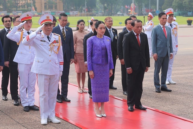 Thủ tướng Thái Lan Paetongtarn Shinawatra vào Lăng viếng Chủ tịch Hồ Chí Minh. Ảnh: Hữu Hưng
