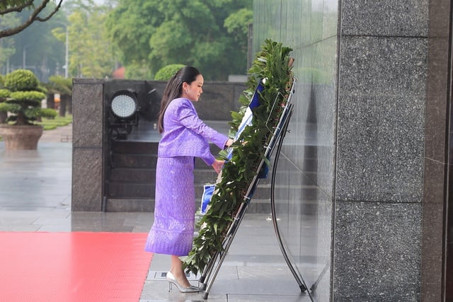 Thủ tướng Vương quốc Thái Lan Paetongtarn Shinawatra đặt vòng hoa và vào Lăng viếng Chủ tịch Hồ Chí Minh. Ảnh: Hữu Hưng