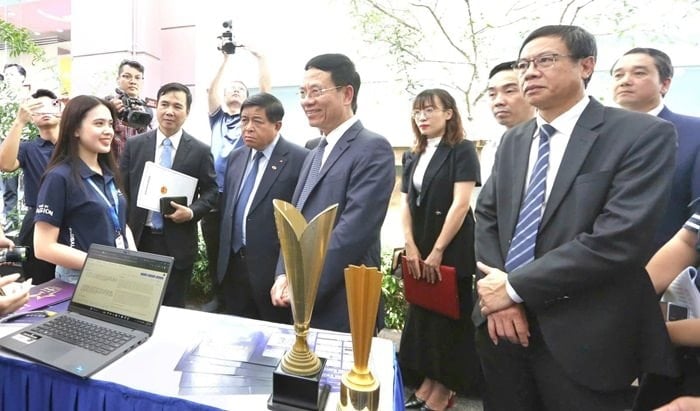 Phó thủ tướng Nguyễn Chí Dũng và lãnh đạo Bộ KH-CN tham quan gian hàng giới thiệu các công nghệ mới - Ảnh: BTC
