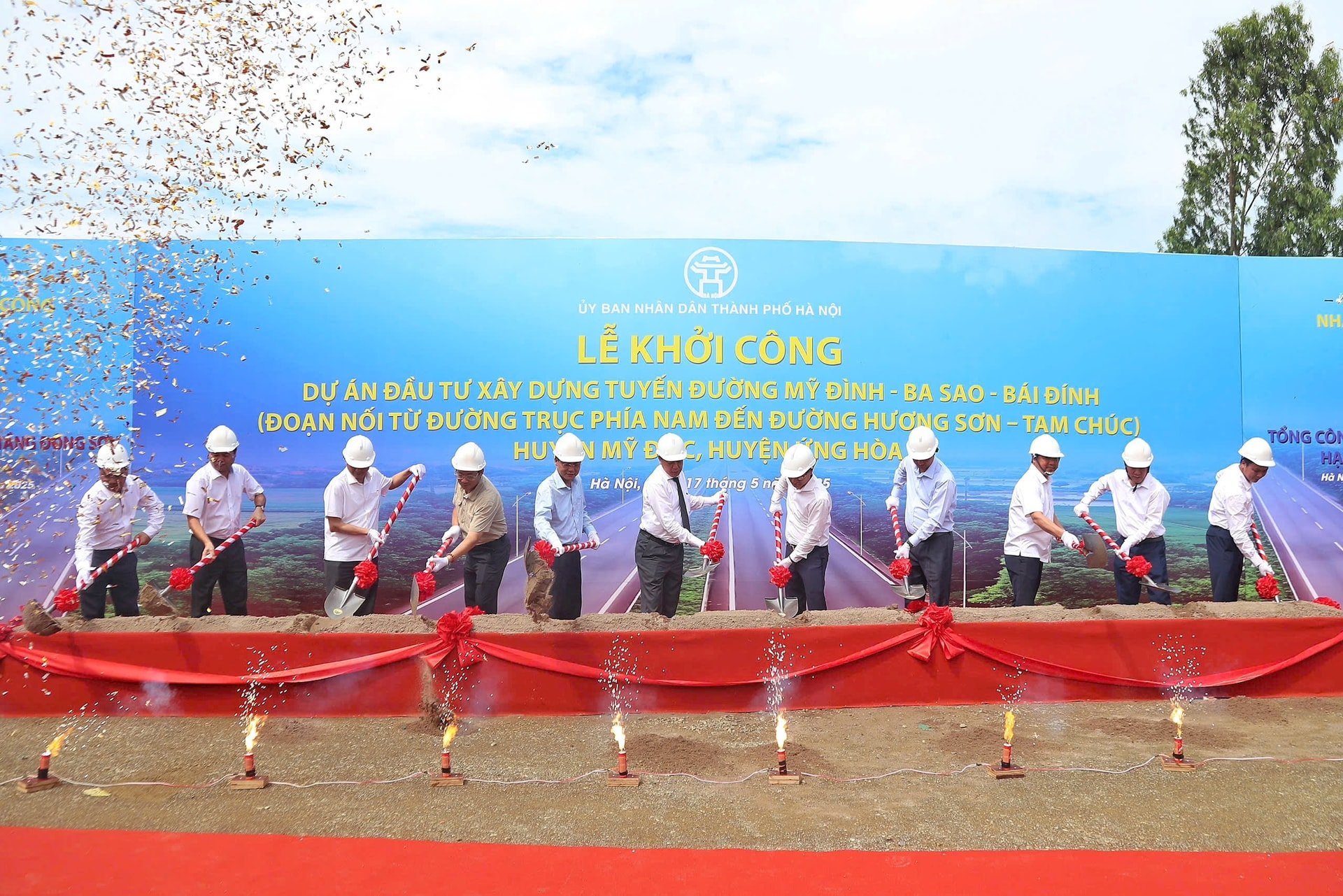 Các đại biểu thực hiện nghi lễ khởi công. Ảnh: Lê Khánh