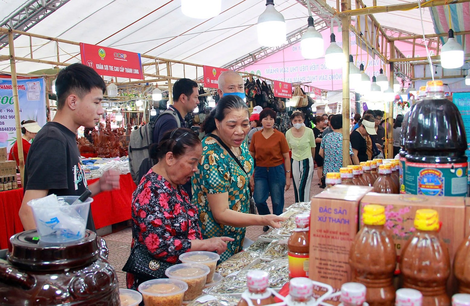Người dân chọn mua hàng ở “Tuần hàng tư vấn, giới thiệu và xúc tiến tiêu thụ sản phẩm OCOP, làng nghề, nông sản thực phẩm an toàn năm 2025”, tổ chức tại quận Tây Hồ.