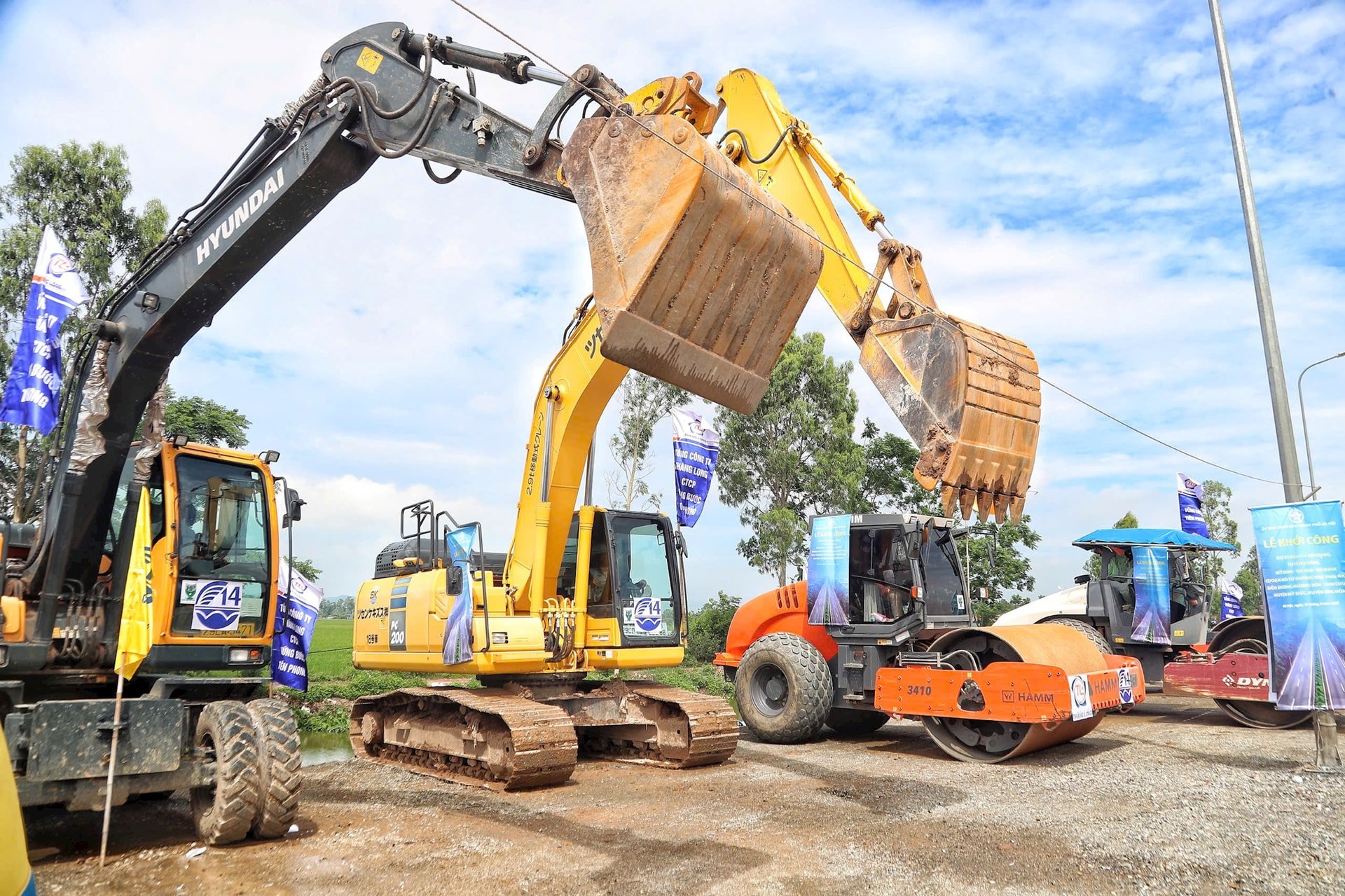Các nhà thầu tham gia thi công dự án. Ảnh: Lê Khánh