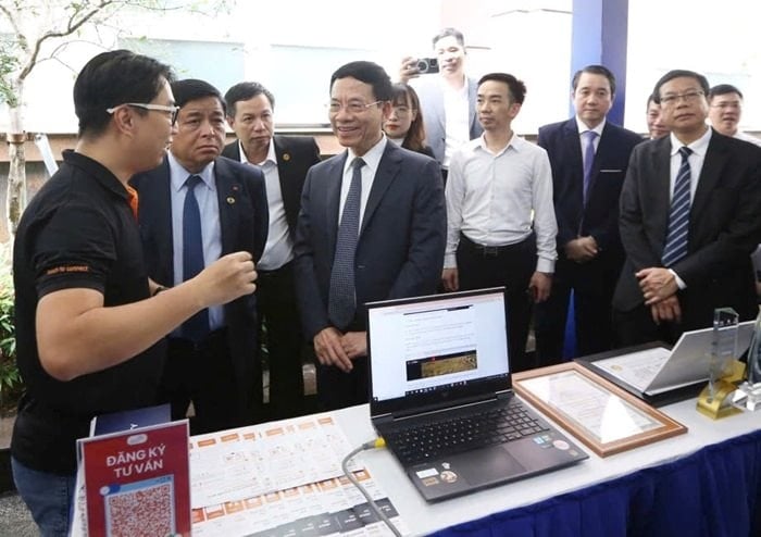 Phó thủ tướng Nguyễn Chí Dũng cùng lãnh đạo Bộ KH-CN tham quan Triển lãm tại Ngày hội KH-CN Việt Nam - Ảnh: BTC