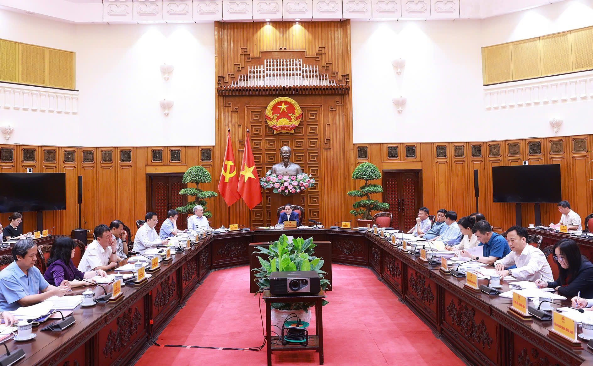 Thủ tướng yêu cầu hoàn thiện các đề án, tờ trình, dự thảo nghị quyết, chương trình hành động của Chính phủ, cũng như các chương trình mục tiêu quốc gia liên quan để trình Bộ Chính trị xem xét đảm bảo chất lượng, thời gian theo yêu cầu.