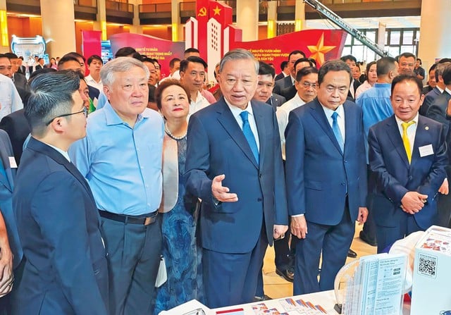Tổng Bí thư Tô Lâm cùng các đại biểu tham quan triển lãm “Những thành tựu trong phát triển kinh tế tư nhân”. Ảnh: HỒ LONG