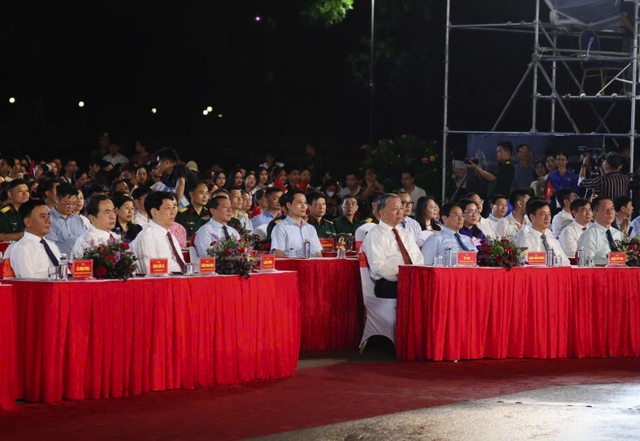 Tổng Bí thư Tô Lâm, Chủ tịch nước Lương Cường, Thủ tướng Phạm Minh Chính, Chủ tịch Quốc hội Trần Thanh Mẫn cùng các đồng chí Lãnh đạo Đảng, Nhà nước dự chương trình. Ảnh: Thống Nhất