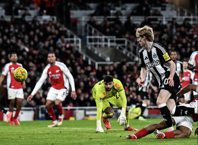 Arsenal đứng vững trong hiệp 1 nhờ màn trình diễn xuất sắc của David Raya