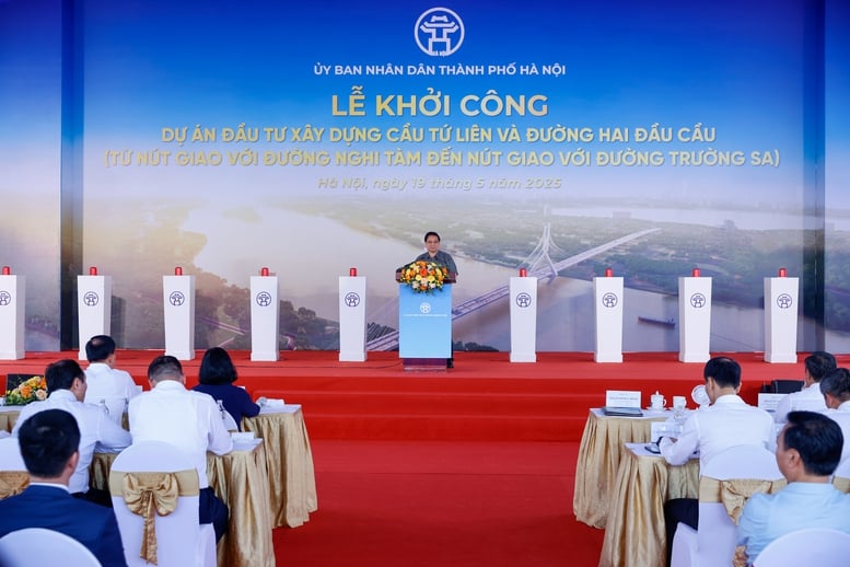 Thủ tướng nhấn mạnh dự án cầu Tứ Liên sẽ góp phần giải quyết vấn đề giao thông của Hà Nội, kết nối giữa các khu vực của Hà Nội, kết nối vùng, kết nối quốc tế qua các sân bay Nội Bài và sân bay Gia Bình - Ảnh: VGP/Nhật Bắc